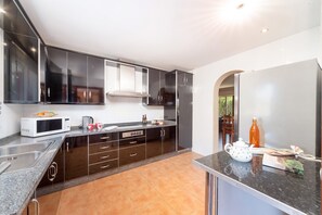 Private kitchen - Villa Cecilia by Villa Plus (Marbella)