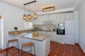 Microwave, dishwasher - Villa Franmarco by Villa Plus (Nerja)