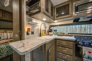 Fridge, microwave, oven, stovetop - Moon Dancer at SOHO Park (Broken Bow)