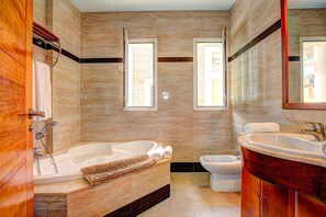 Hair dryer, towels - Villa Reyes by Villa Plus (Nerja)