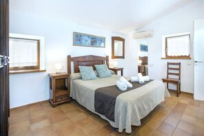 Tabla de planchar con plancha, wifi gratis y ropa de cama 