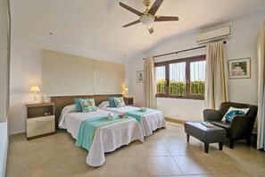 Iron/ironing board, free WiFi, bed sheets - Villa Sortetes by Villa Plus (Javea)