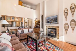 Smart TV, fireplace - Gondola & Nottingham Park & Lake - Beautiful Penthouse w/ Beaver Creek Views! (Avon)