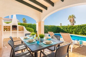 Outdoor dining - Villa Jero by Villa Plus (Cap d'Artrutx)