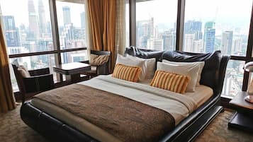 Family Apartment | Meja, Internet berwayar percuma, cadar katil