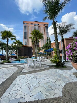 Indoor pool, pool umbrellas, pool loungers - The Hotel Apartment At Times Square (Kuala Lumpur)