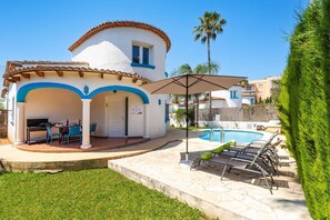 Outdoor dining - Villa Libra by Villa Plus (Les Marines)