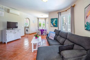 TV - Villa Libra by Villa Plus (Les Marines)