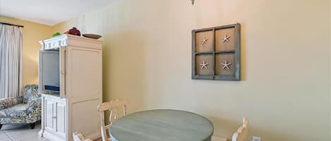 Condo, 1 Queen Bed with Sofa bed (Seychelles 602) | Dining