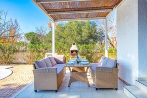 Outdoor dining - Villa Montenegro by Villa Plus (València)