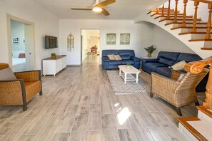 Interior - Villa Montenegro by Villa Plus (València)