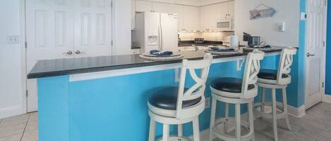 Condo, 1 King Bed with Sofa bed (Emerald Beach 1628) | Dining