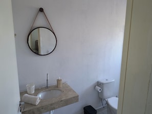 Suihku, pyyhkeet, saippua, vessapaperi