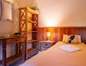 Premium driepersoonskamer, uitzicht op bergen | Gratis wifi, beddengoed
