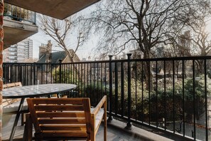 Outdoor dining - Elegant Tower Bridge Studio with Sun Terrace (London)