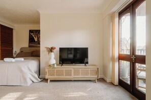 1 bedroom, iron/ironing board, WiFi - Elegant Tower Bridge Studio with Sun Terrace (London)