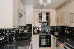 Fridge, oven - Elegant Tower Bridge Studio with Sun Terrace (London)