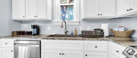 House, Multiple Beds (The Grand Castle) | Private kitchen | Oven, cookware/dishes/utensils