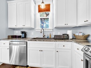 独立别墅, 多张床 (The Grand Castle) | 私人厨房 | 烤箱、厨具/餐具