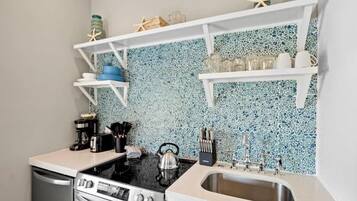 Frigorífico, microondas, horno y placa de cocina