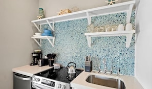 Een koelkast, een microgolfoven, een oven, een kookplaat