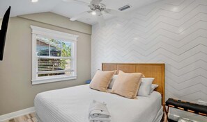 1 bedroom, iron/ironing board, travel cot, WiFi - Heated Pool! New! Steps to the Beach! Sand Dollar (Holmes Beach)