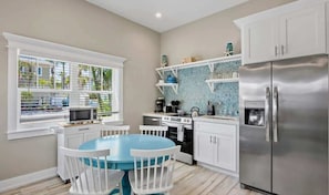 Een koelkast, een microgolfoven, een oven, een kookplaat