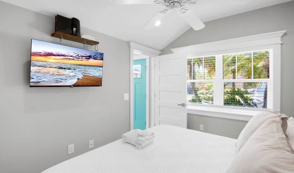 New! Heated Pool! Sreps To The Beach! Islands West - Holmes Beach, FL