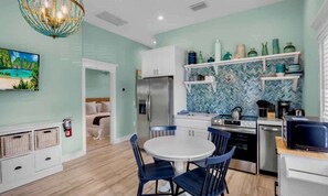 冰箱、微波炉、烤箱、炉灶