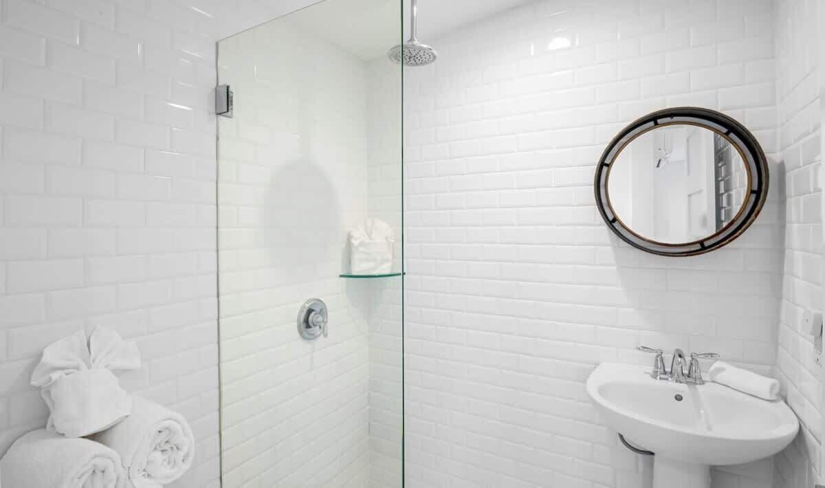 Shower, hair dryer, towels, shampoo