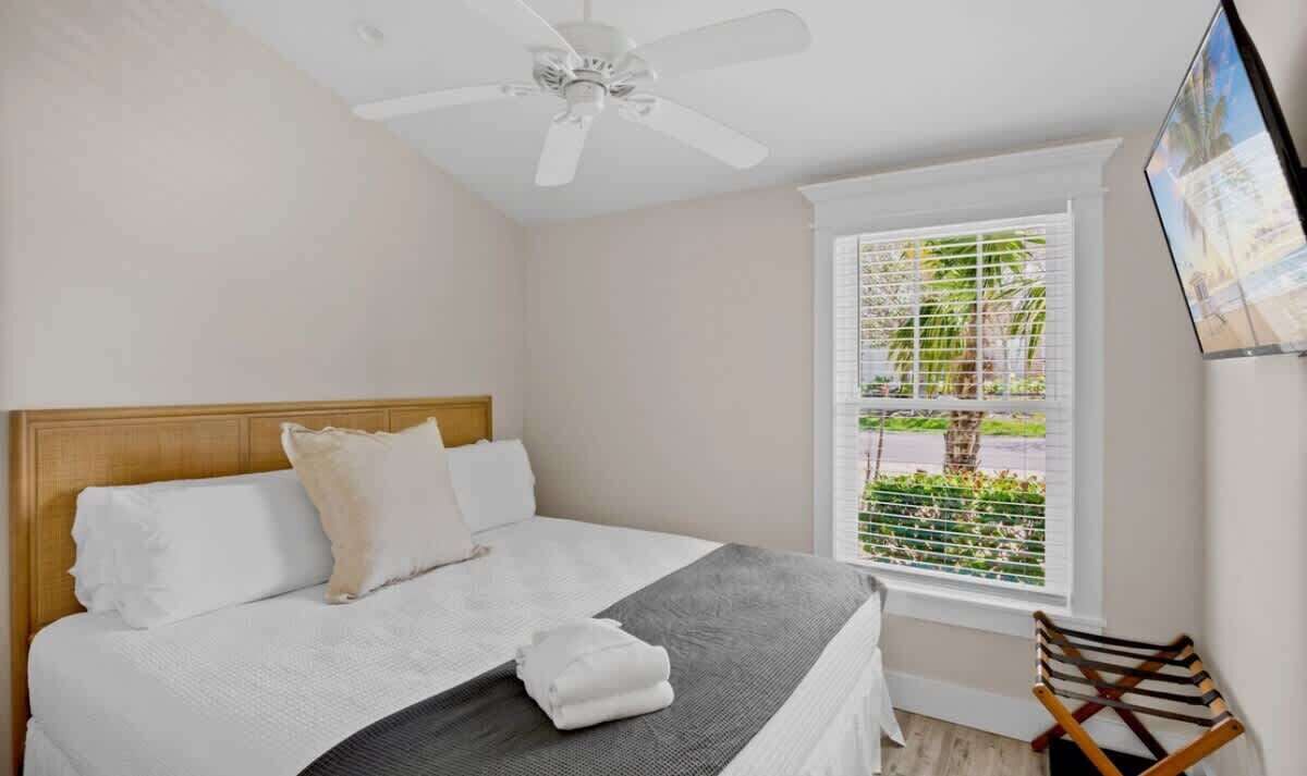 Fer et planche à repasser, lit parapluie, Wi-Fi, draps fournis