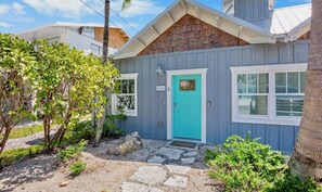 Exterior - New! Heated Pool~Steps to the Beach/Shops~Starfish (Holmes Beach)