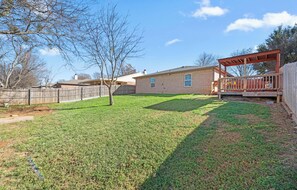 Property grounds - Luxury Remodeled 3 Bed/2 Bath Home with Patio Deck (Mansfield)