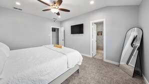 Room - Luxury Remodeled 3 Bed/2 Bath Home with Patio Deck (Mansfield)