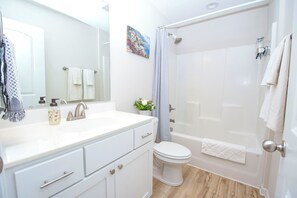 Sèche-cheveux, serviettes fournies, savon, shampoing