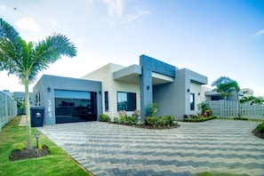 Exterior - Sun Soaked Paradisiac Escape 3BR (St. Ann's Bay)