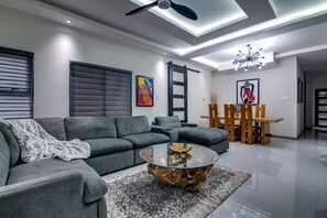 Living area - Sun Soaked Paradisiac Escape 3BR (St. Ann's Bay)