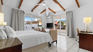 Enkeltrom – deluxe, balkong, byutsikt | Sengetøy av topp kvalitet, individuelt dekorert og individuelt innredet