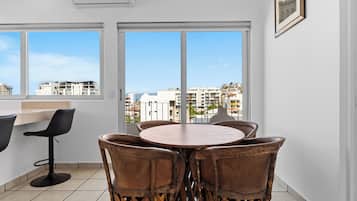 Dobbeltrom – familie, balkong, byutsikt | Spiseområde på rommet