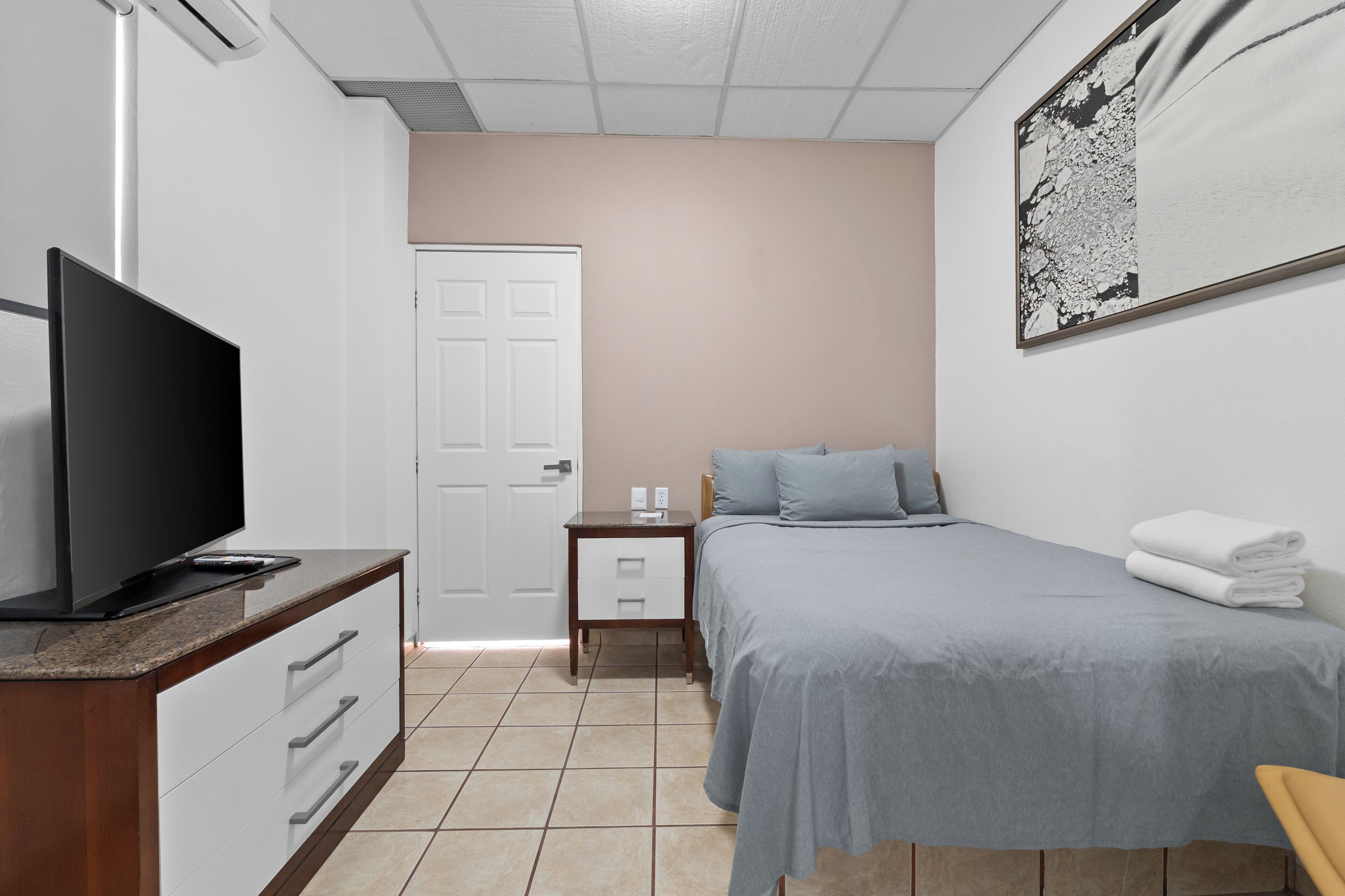 Desk, laptop workspace, free WiFi