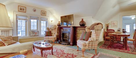 Fernseher, Kamin, Bücher