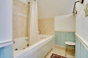Hair dryer, towels - 1 Mi to Downtown: Apt w/ Balcony in Minneapolis! (Minneapolis)