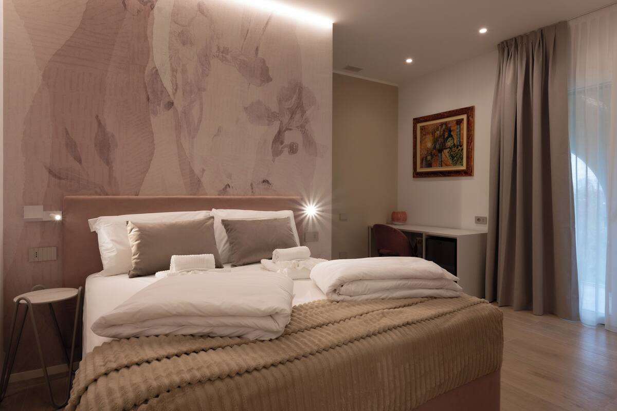 Camera Deluxe con letto matrimoniale o 2 letti singoli, balcone, vista giardino | Una scrivania, postazione laptop, Wi-Fi gratuito, lenzuola