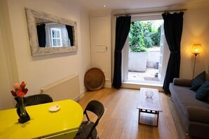 TV - Garden 2 Bedroom Flat in Notting Hill (Greater London)