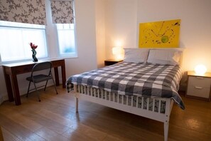 Iron/ironing board, free WiFi, bed sheets - Garden 2 Bedroom Flat in Notting Hill (Greater London)