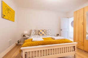 2 bedrooms, iron/ironing board, free WiFi, bed sheets - Garden 2 Bedroom Flat in Notting Hill (Greater London)