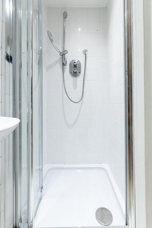 Hair dryer, towels - Garden 2 Bedroom Flat in Notting Hill (Greater London)