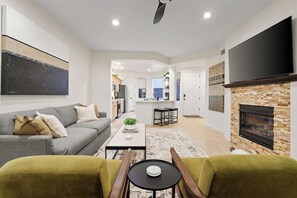 Smart TV, chimenea, libros y impresora 