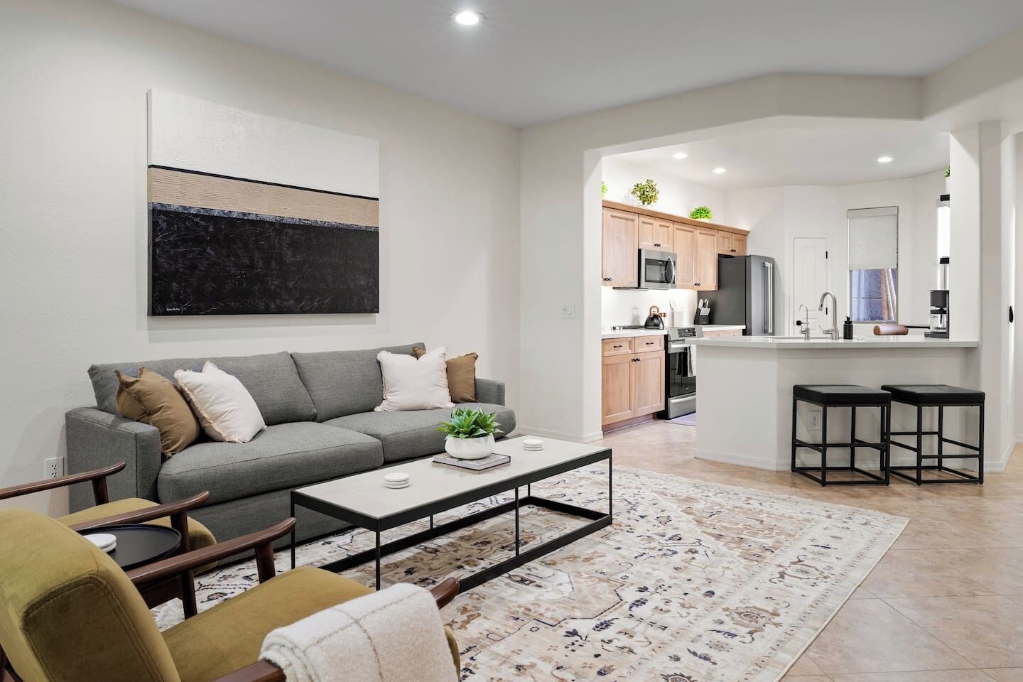 Smart TV, chimenea, libros y impresora 