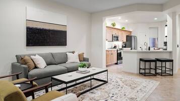 Smart TV, chimenea, libros y impresora
